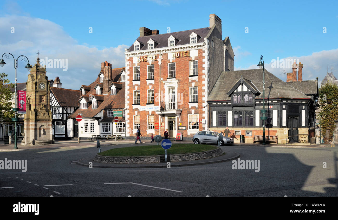 Ruthin town centre, Denbyshire, Wales, UK. Clock Tower, Seven Stars Inn (Myddleton Arms) and Castle Hotel in St. Peter's Square Stock Photo