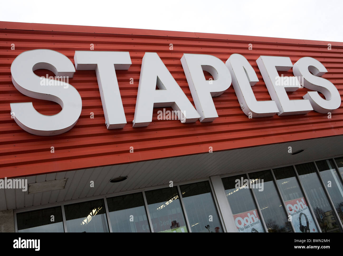 A Staples Office Supply Superstore BWN2MH 