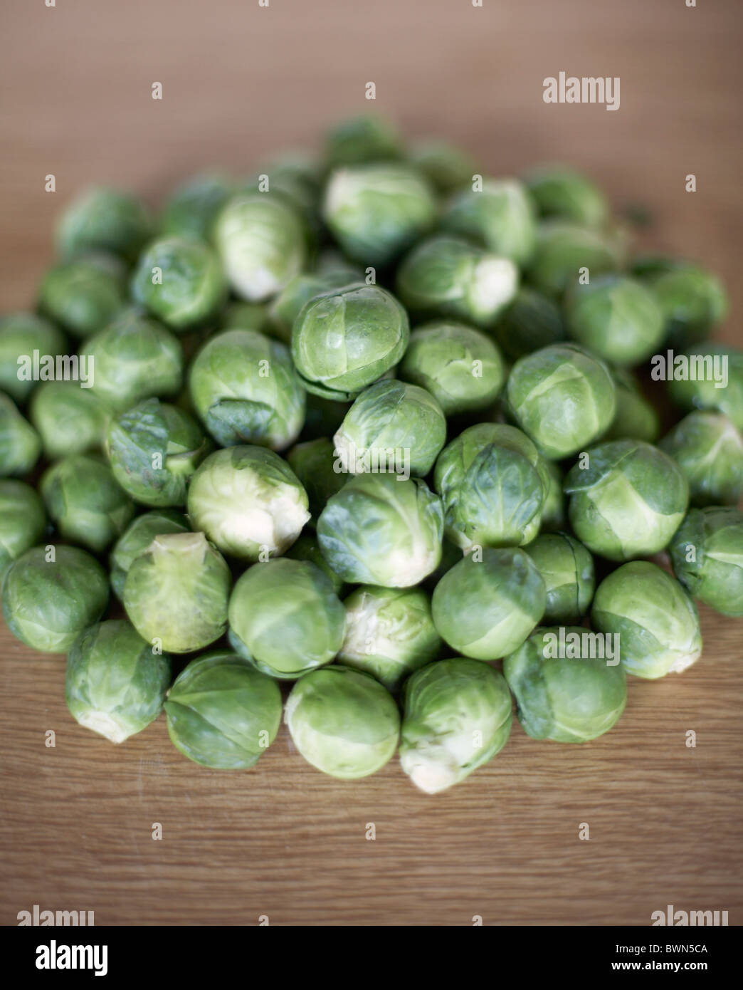 Brussel sprouts on chopping board Stock Photo Alamy