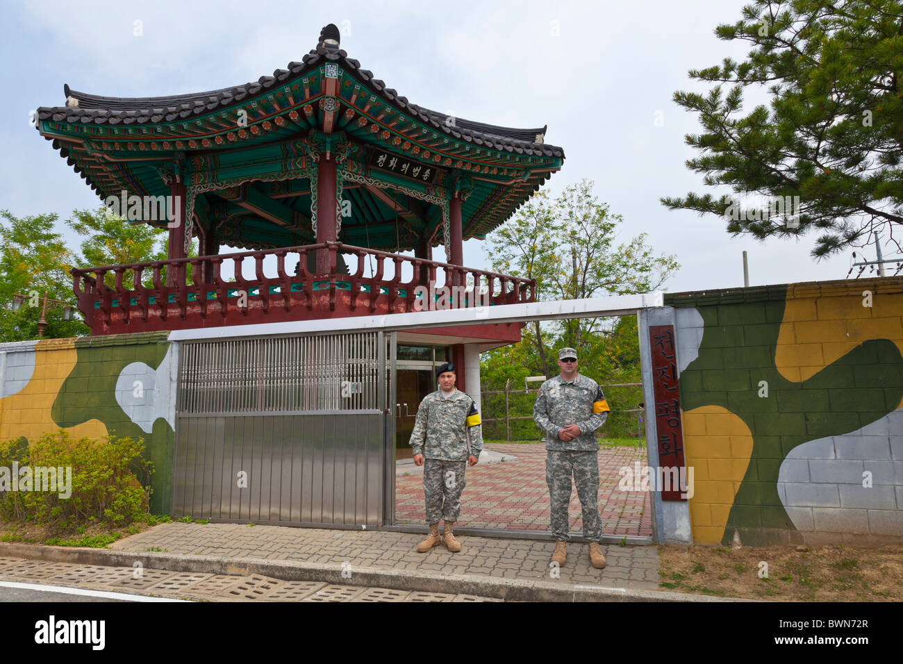 US soldiers at Dora Observatory on the South Korean side of the 38th parallel which divides North and South Korea. JMH3797 Stock Photo