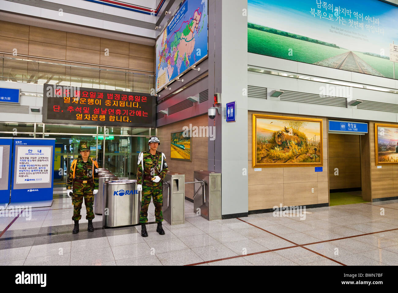 ROC soldier at Dorasan railway Station in the DMZ Demilitarized Zone on the Gyeongui Line between South and North Korea. JMH3809 Stock Photo