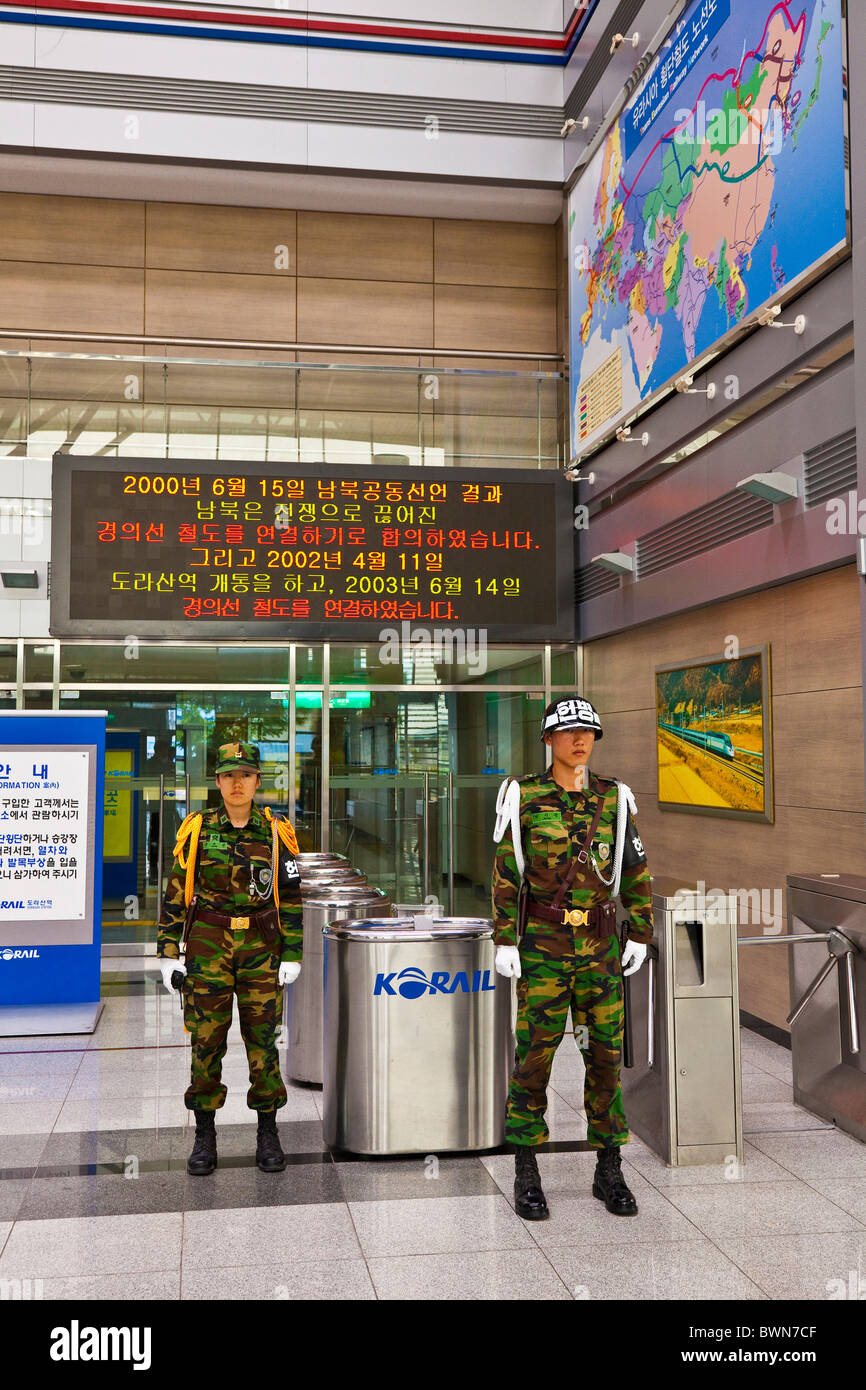 ROC soldier at Dorasan railway Station in the DMZ Demilitarized Zone on the Gyeongui Line between South and North Korea. JMH3810 Stock Photo
