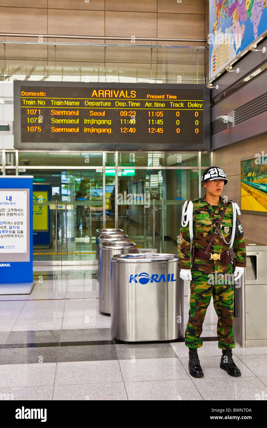 ROC soldier at Dorasan railway Station in the DMZ Demilitarized Zone on the Gyeongui Line between South and North Korea. JMH3811 Stock Photo