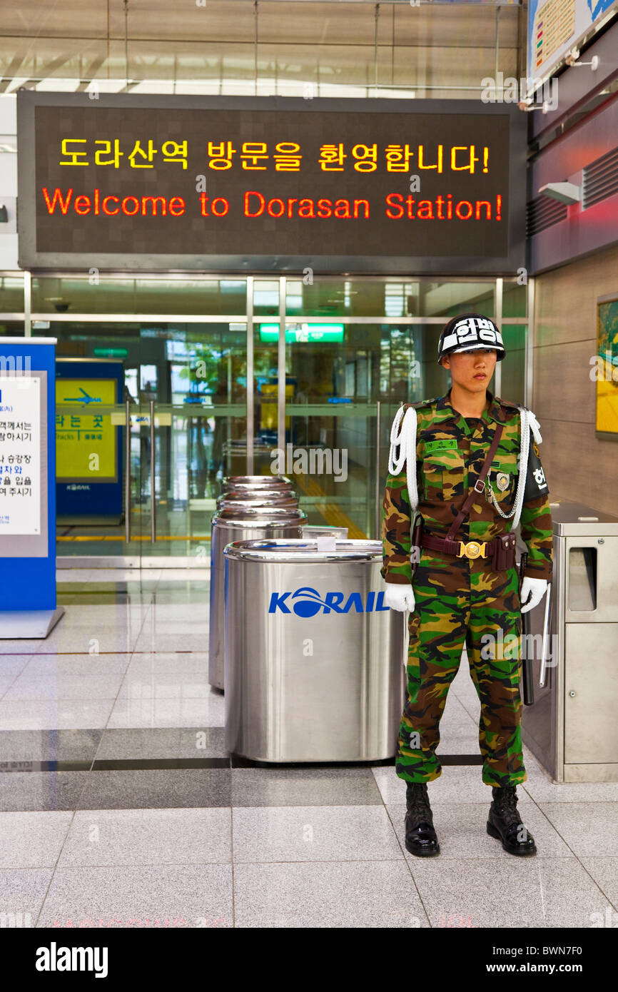 ROC soldier at Dorasan railway Station in the DMZ Demilitarized Zone on the Gyeongui Line between South and North Korea. JMH3813 Stock Photo