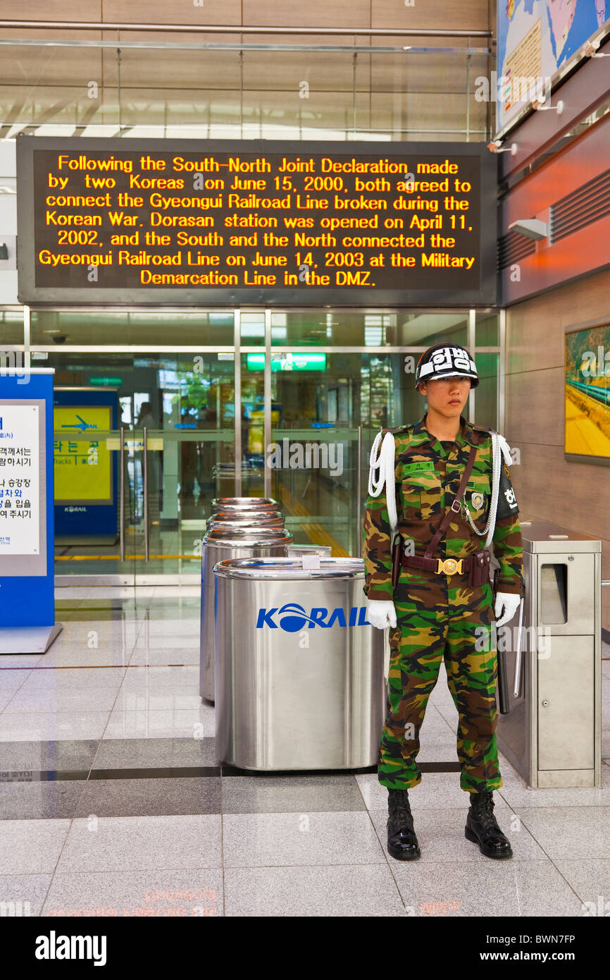 ROC soldier at Dorasan railway Station in the DMZ Demilitarized Zone on the Gyeongui Line between South and North Korea. JMH3814 Stock Photo