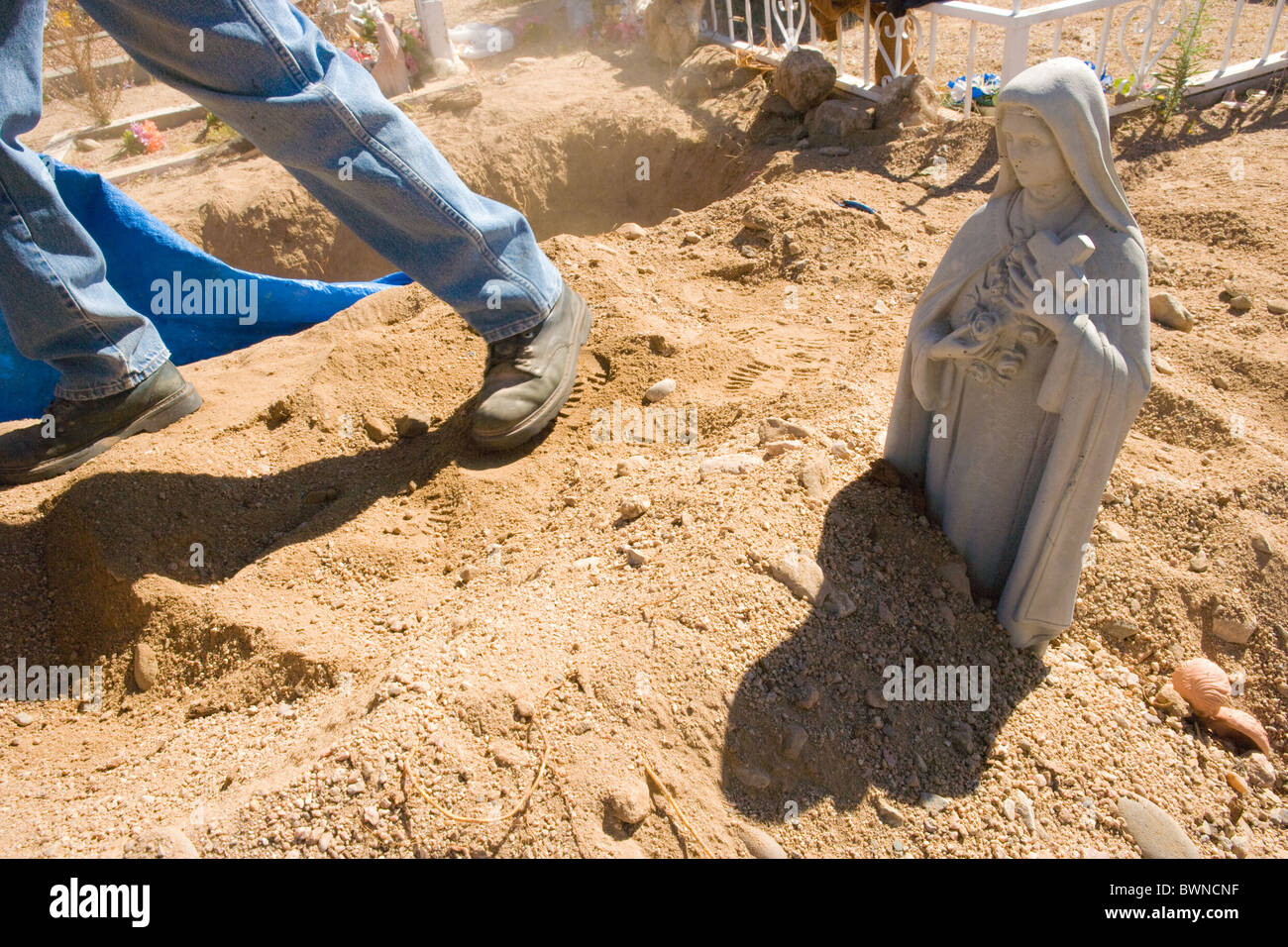 Digging grave funeral hires stock photography and images Alamy