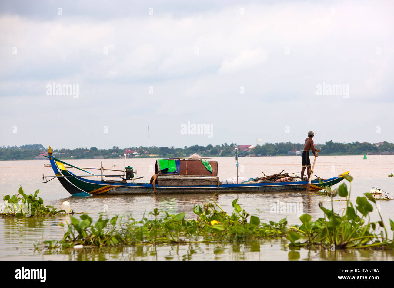 People living by the Mekong river in Phnom Penh, Cambodia, Indochina, Southeast Asia, Asia Stock Photo