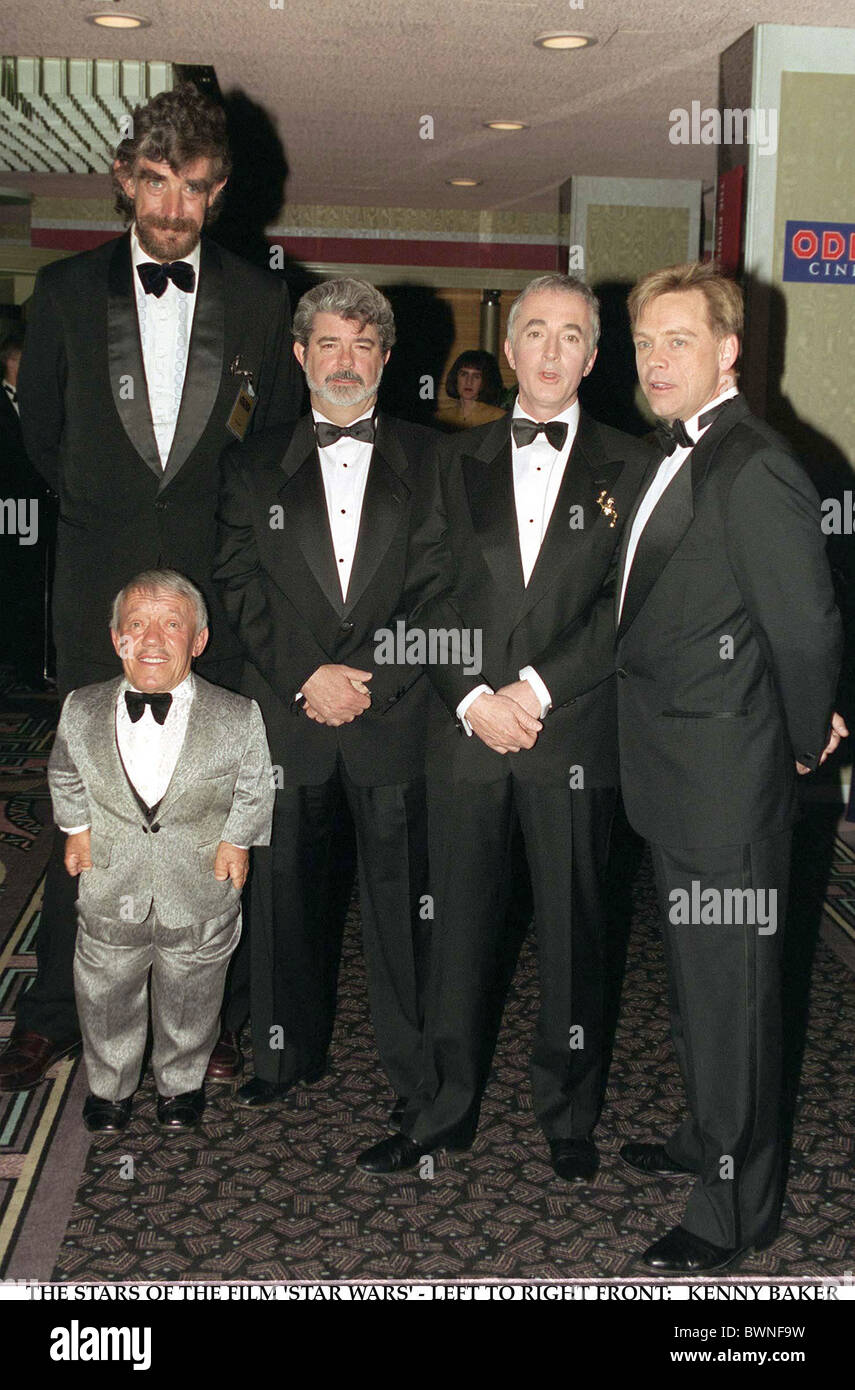 STARS OF THE FILM 'STAR WARS' L TO R FRONT: KENNY BAKER, PETER MAYHEW, GEORGE LUCAS, ANTHONY DANIELS, MARK HAMILL Stock Photo