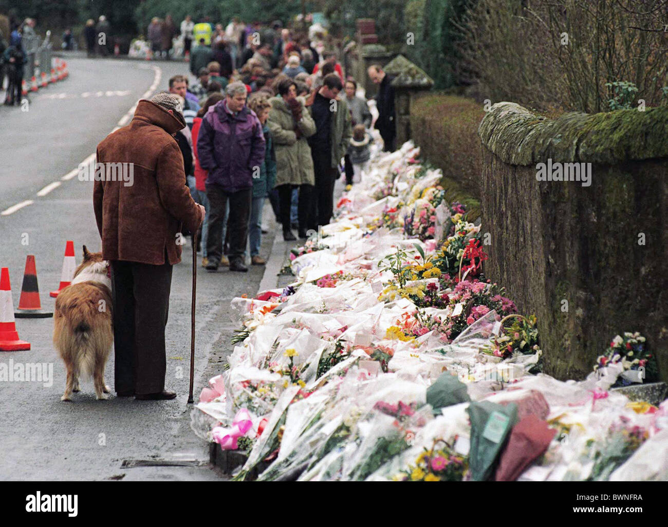 FAMILIES MOURN THE DEATHS OF 16 CHILDREN AND THEIR TEACHER AFTER SHOOTING TRAGEDY  AT DUNBLANE IN SCOTLAND Stock Photo
