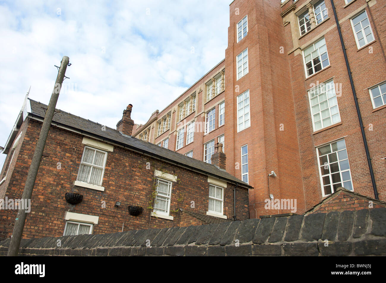 Trencherfield Mill and adjacent cottages in Wigan, England Stock Photo