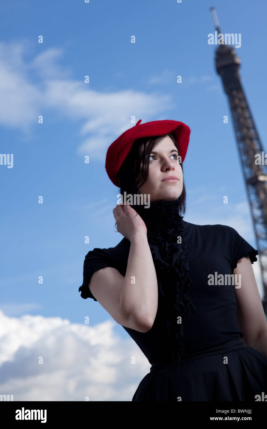 girl wearing a red beret and the eiffel tower Stock Photo - Alamy