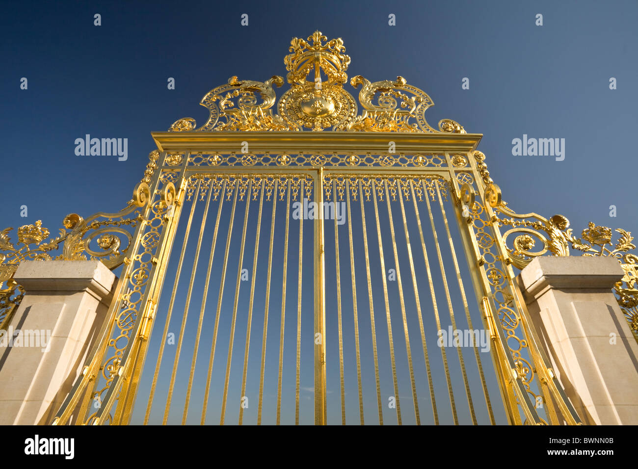The Palace of Versailles royal golden gate (Versailles - France). La grille royale dorée à l'or fin du Château de Versailles Stock Photo