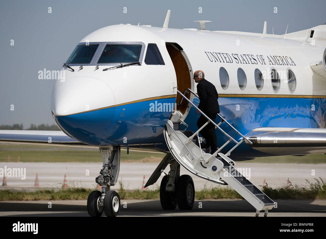 Visit of VIPs, bodyguard at work, US Air Force jet Aerospace C-37A Gulfstream waiting for a VIP at airport Stock Photo