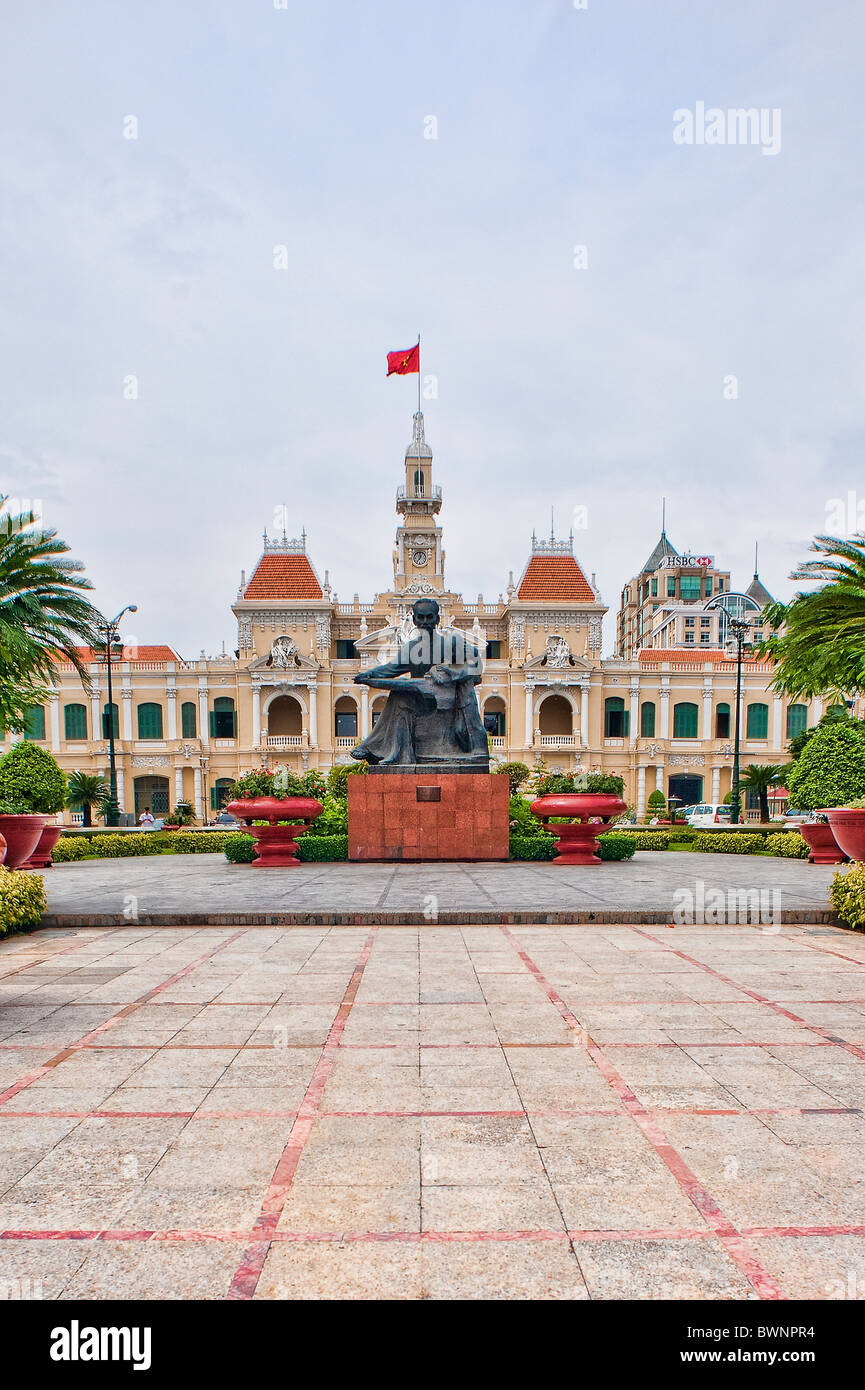 People's Committee Building. Bronze statue of 'Uncle Ho' in the foreground. Stock Photo