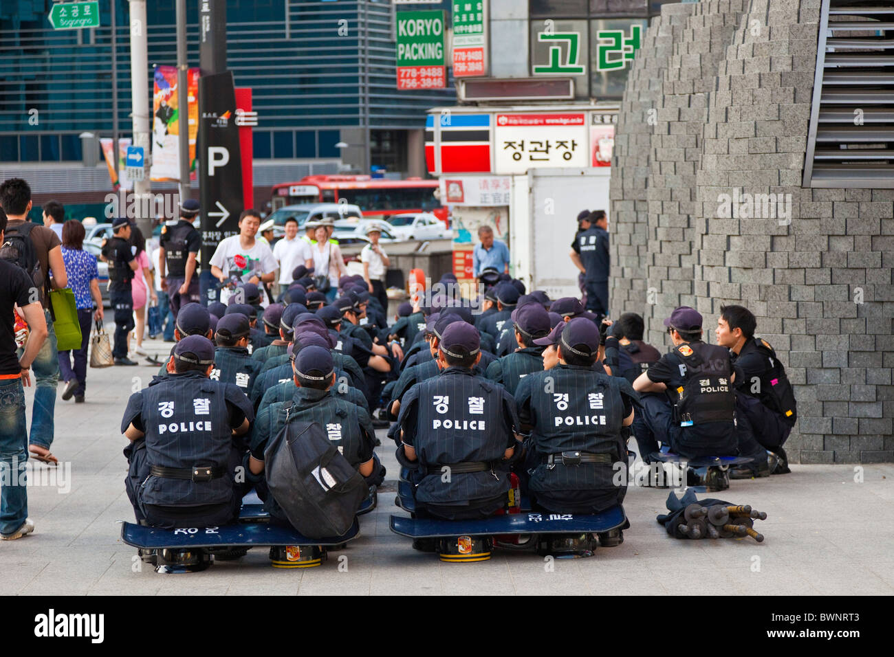 Riot police waiting at the ready in Myeong-dong, Seoul, South Korea. JMH3848 Stock Photo
