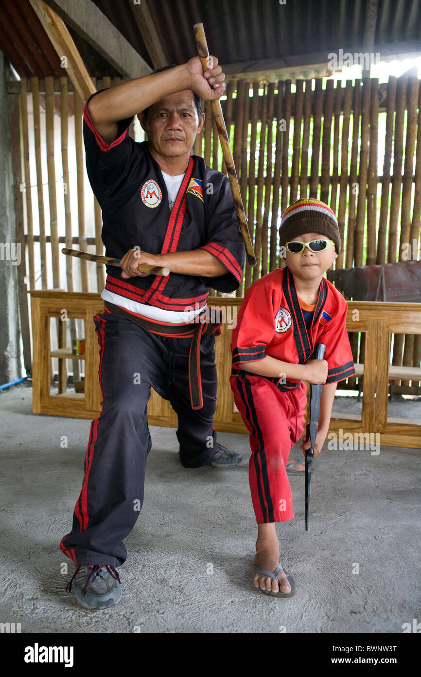 Large Group Students Practice Filipino Eskrima Arnis Stick Fight Techniques  Stock Photo by ©guruxox 356873870