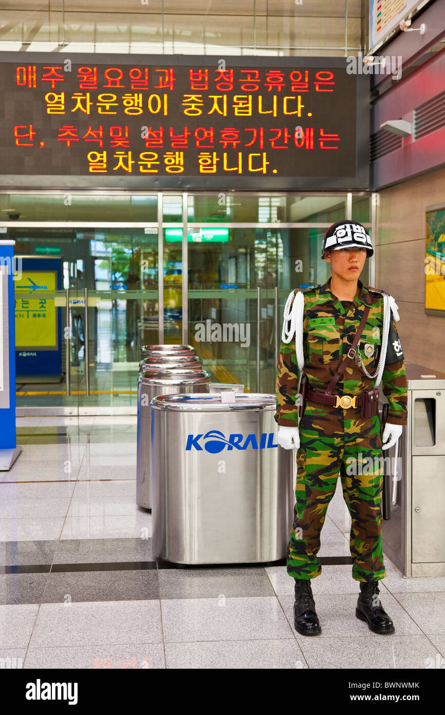 ROC soldier at Dorasan railway Station in the DMZ Demilitarized Zone on the Gyeongui Line between South and North Korea. JMH3812 Stock Photo