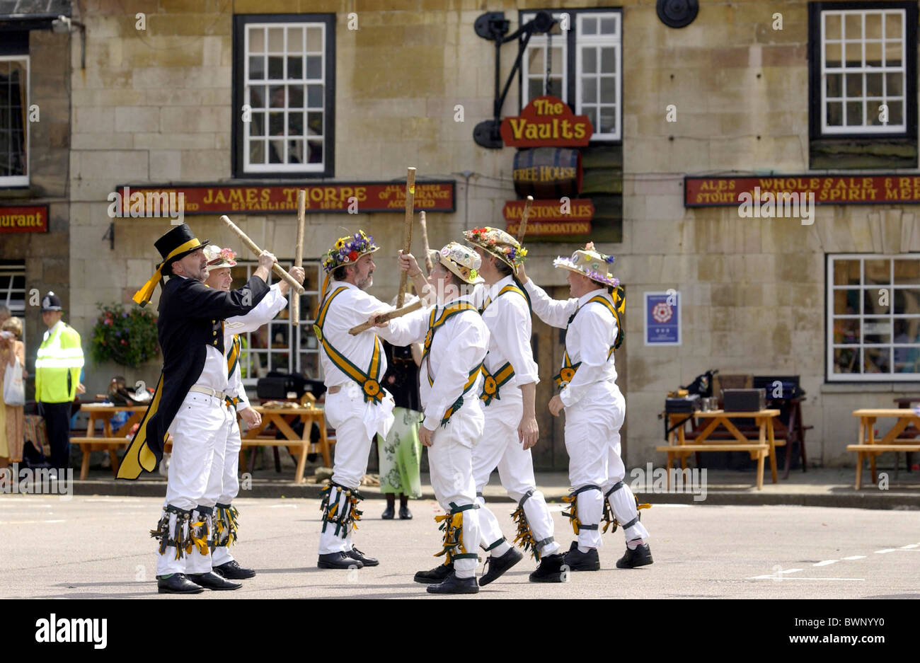 TRADITIONAL PERFORMANCE BY RUTLAND MORRIS MEN AT THE UPPINGHAM MARKET SQUARE IN RUTLAND Stock Photo