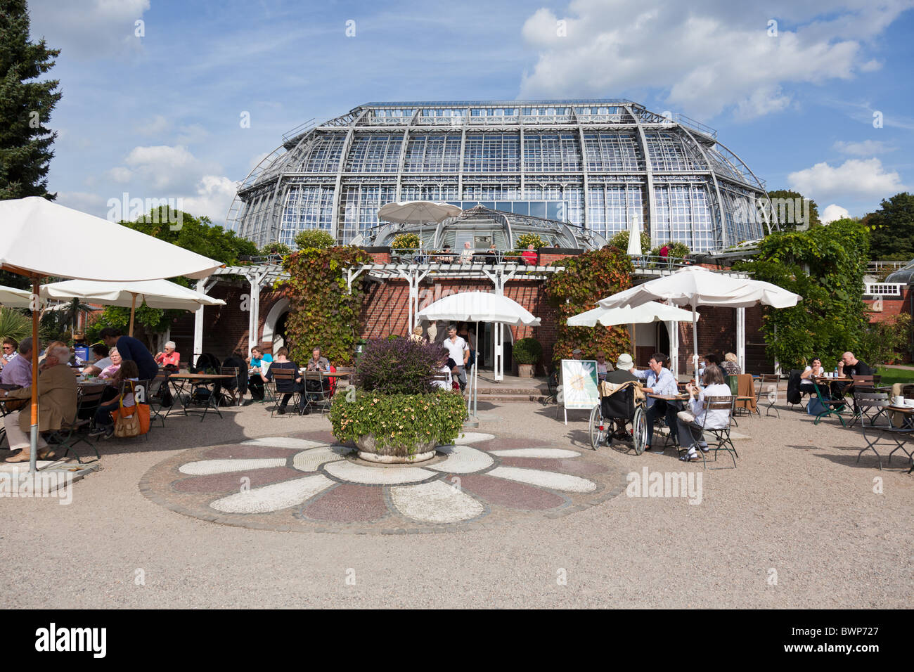 Berlin Botanical Gardens (Botanischer Garten) Cafe in front of the Great  Pavilion (Das Große Tropenhaus) one of the largest glas Stock Photo - Alamy