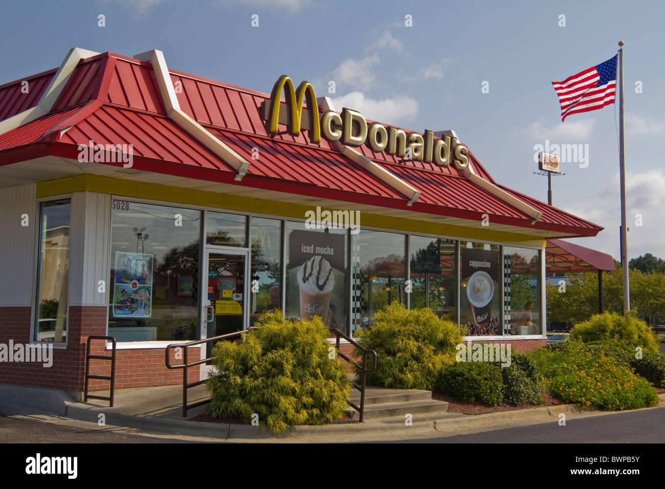 McDonalds restaurant the fastfood chain store roadside Virginia USA Stock Photo