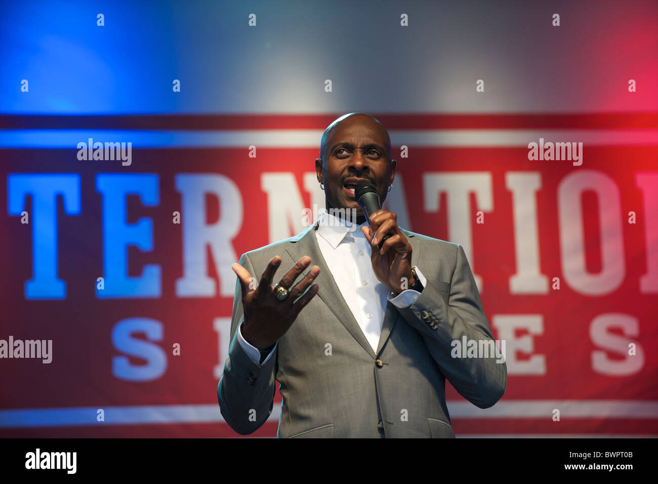 Hall of Fame Wide Receiver Jerry Rice speaks to fans at the NFL rally