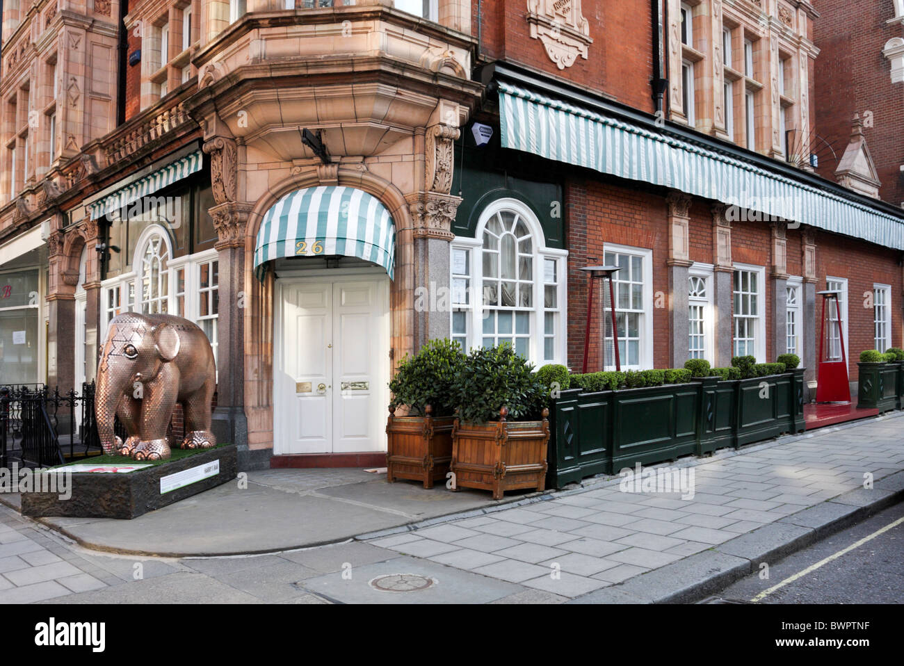 Situated at 26 South Audley Street in Mayfair,London,is the private members club Harry`s Bar,it offers fine Northern Indian food Stock Photo
