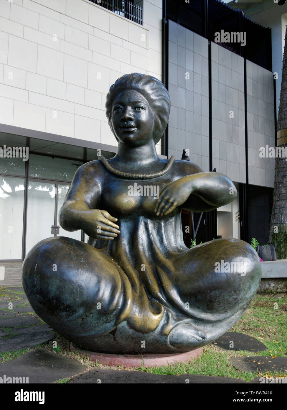 Statue of traditional Hawaiian woman in Waikiki, Oahu Stock Photo Alamy