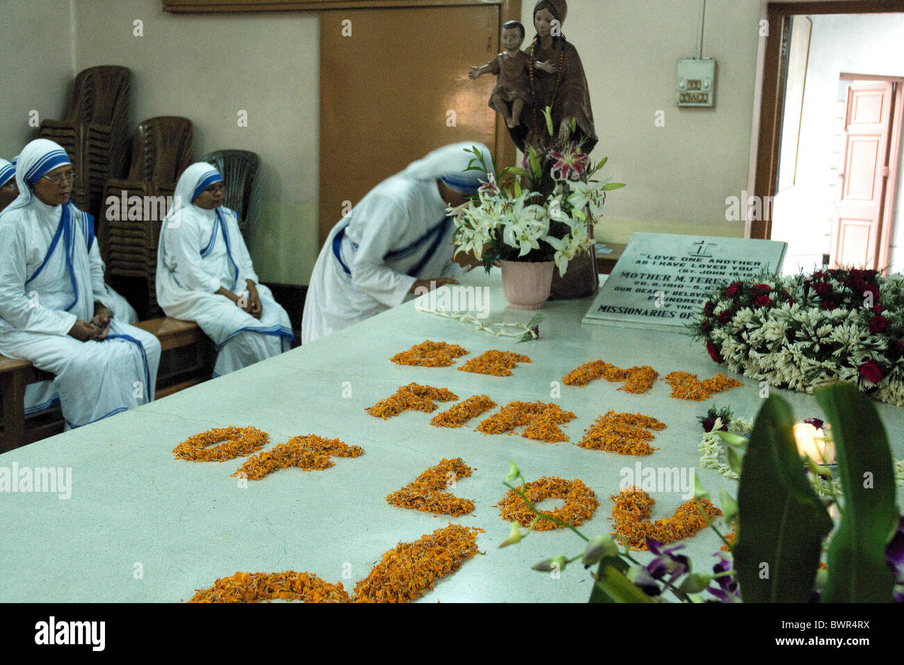 Mother Teresa's tomb and attendant nuns inside a Kolkata  building of the Missionaries of Charity Stock Photo