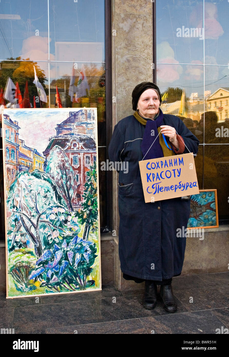 'Let's preserve the beauty of St Petersburg' Old woman with banners and paintings at the 'Save St Petersburg' demonstration Stock Photo
