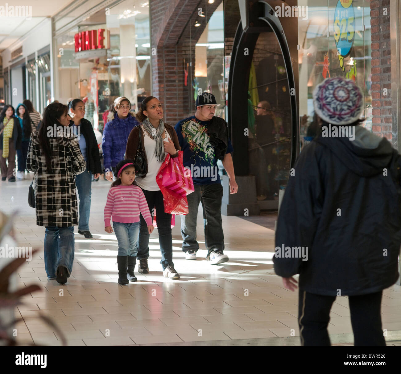 queens center mall hours 4th of july