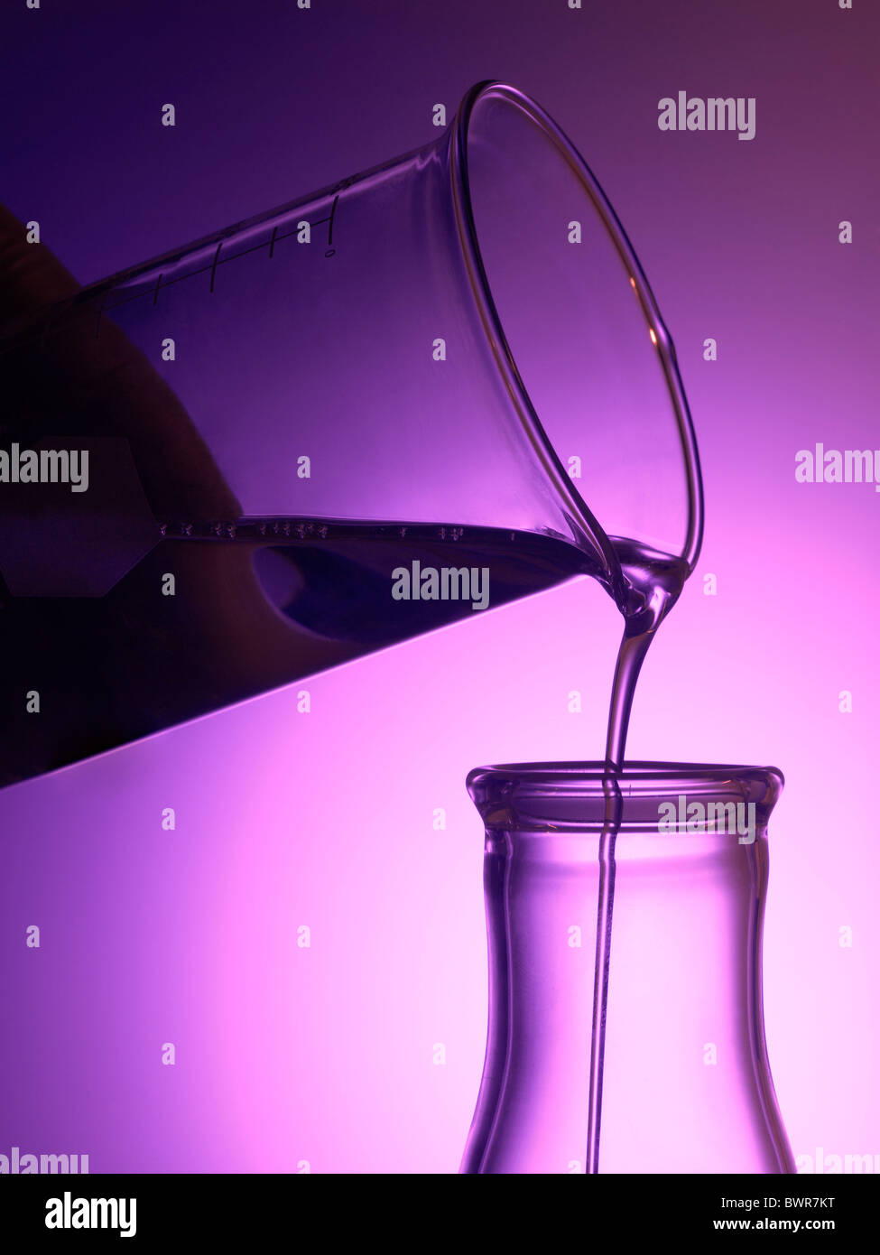 Glass beaker in lab pouring hires stock photography and images Alamy