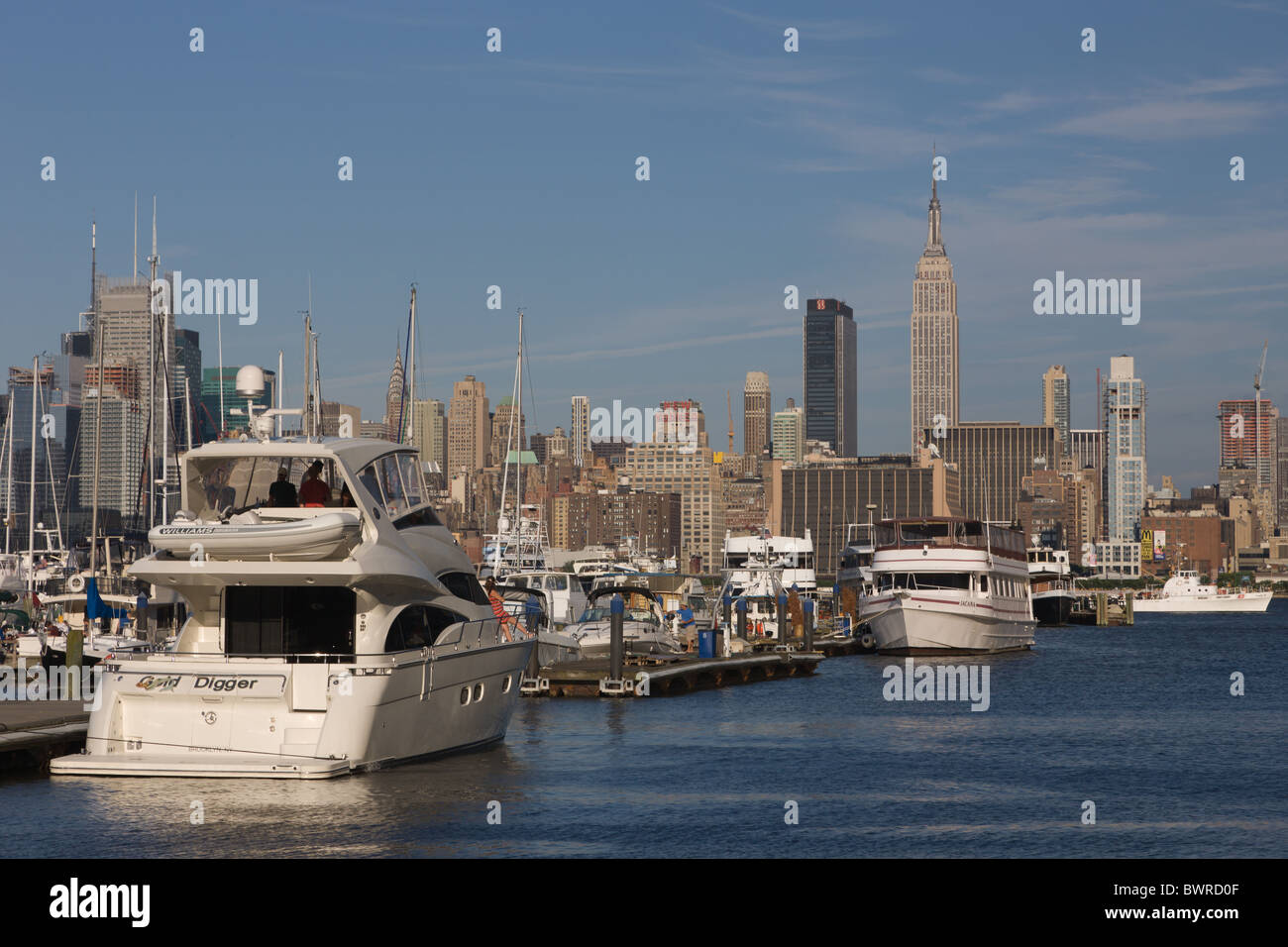Lincoln Harbor Yacht Club in Weehawken, New Jersey with the midtown Manhattan skyline across the Hudson River in New York City. Stock Photo