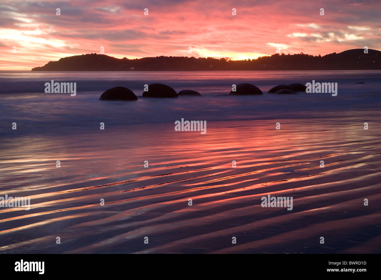 New Zealand Moeraki Boulders South island Dammerung Stimmung Geology Coast Sea Water Clouds Rocks Rock Bea Stock Photo