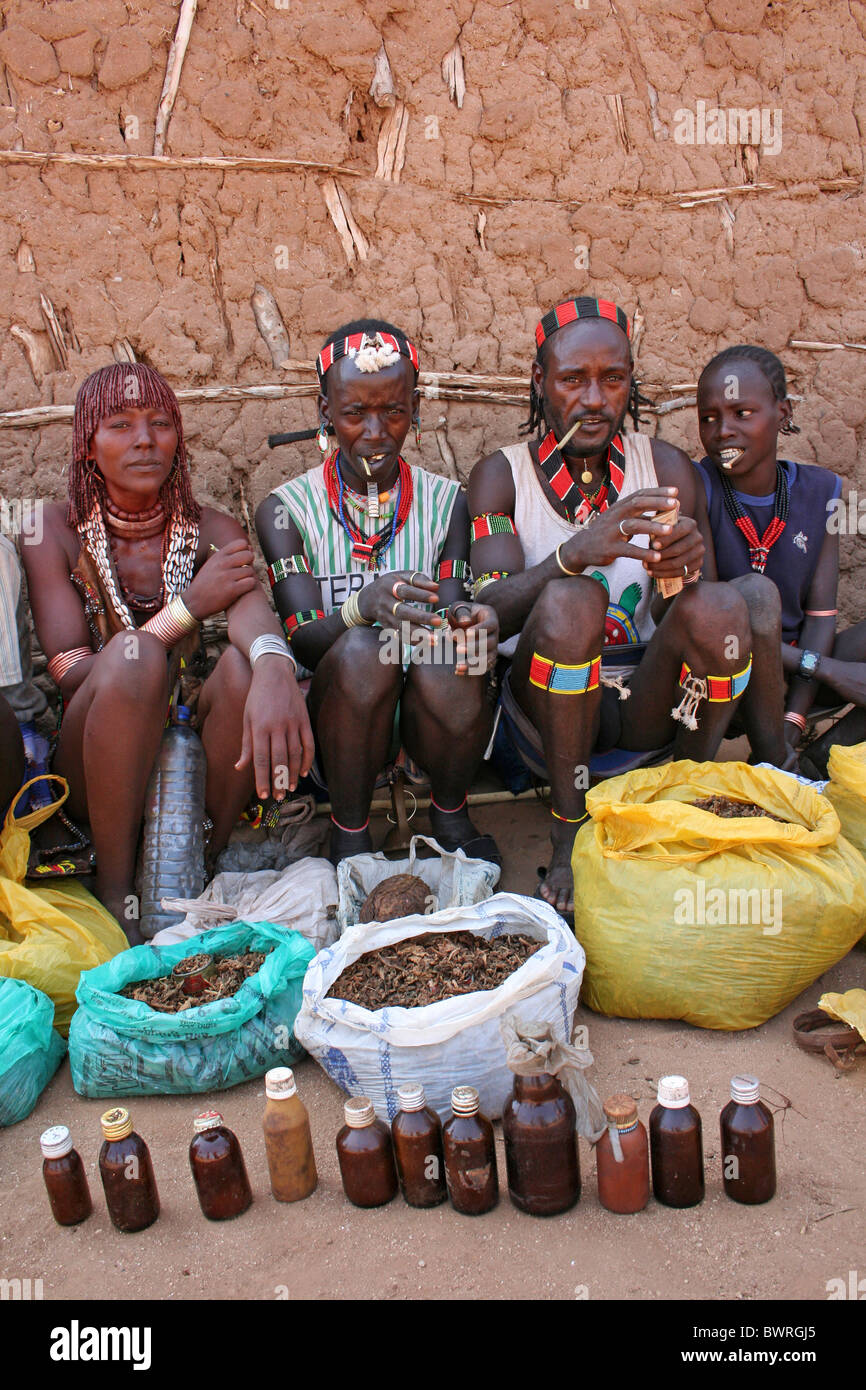 ethiopian tobacco Group Of Hamer Tribespeople Selling Tobacco And Ochre at Turmi, Omo Valley,  Ethiopia Stock Photo