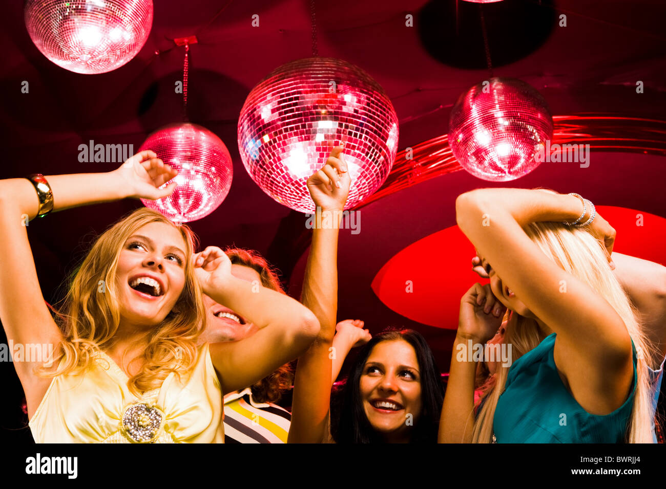 Девчонки в клубе. Как устроить дискотеку. Вечеринка в затоне. Танцы в клубе. Вечеринка в клубе.