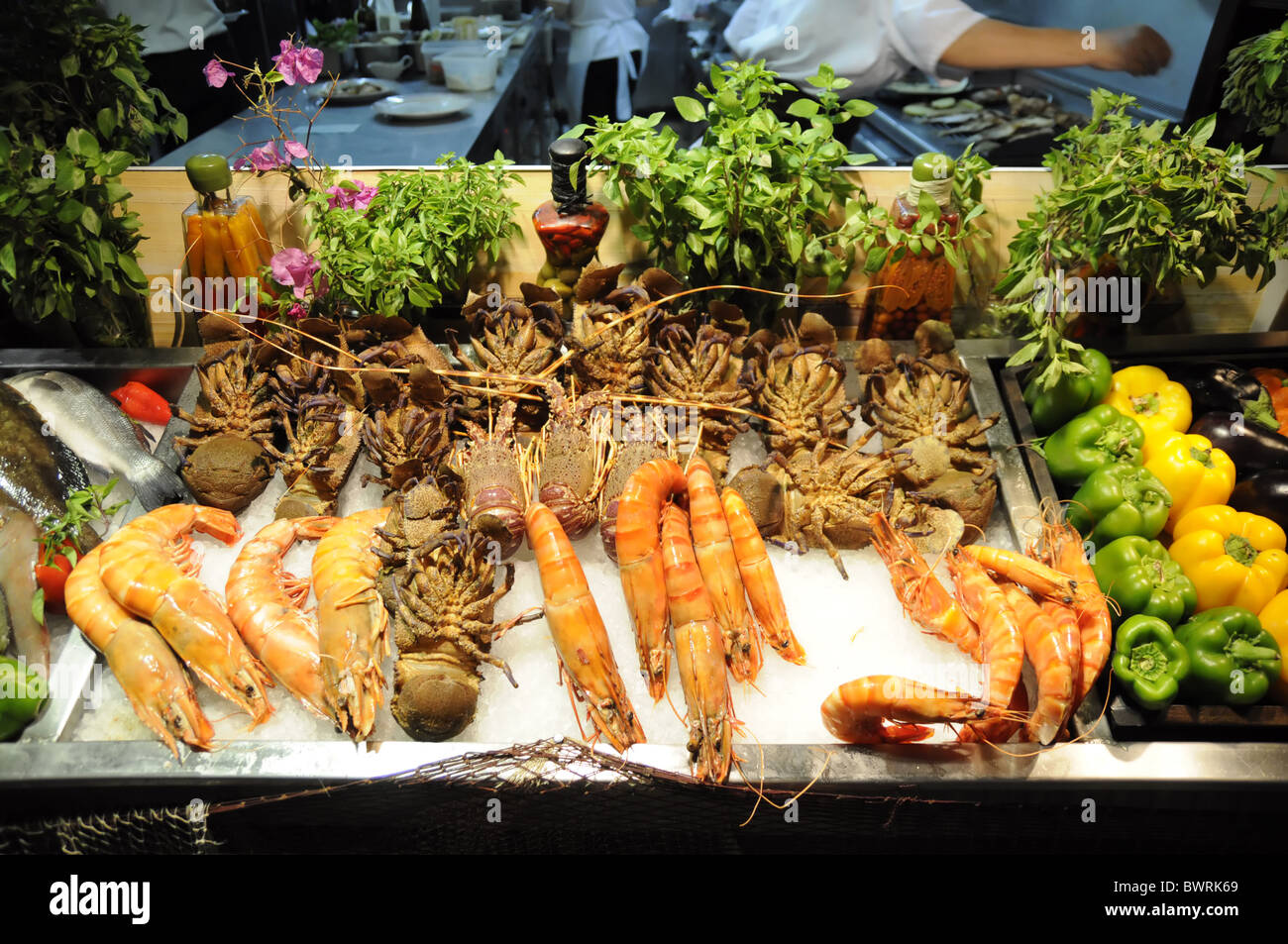 Seafood restaurant showcase in Rethymno, Crete (Greece). Jumbo shrimps,  lobsters, sea fish and vegetables Stock Photo - Alamy