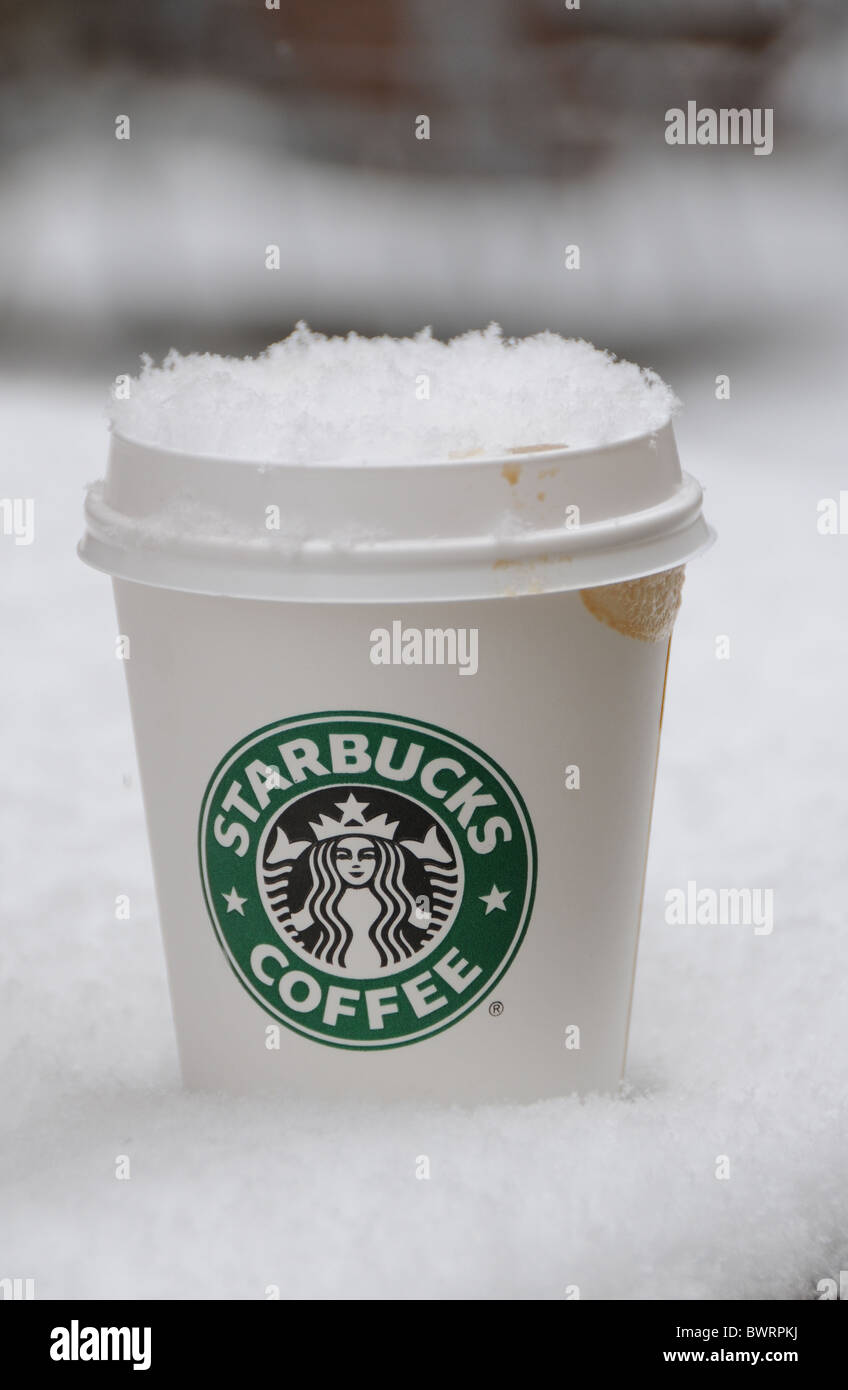 Cafe Starbucks cup stands in the snow Stock Photo