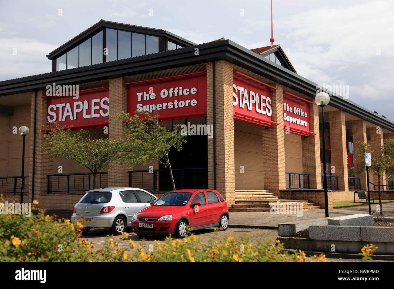 Staples, retailer of office products, hypergrowth store at Milton Keynes, Buckinghamshire, England, UK Stock Photo