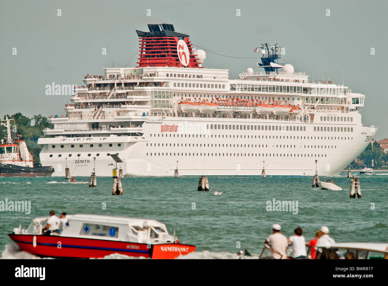 Cruise ship venice hi-res stock photography and images - Alamy