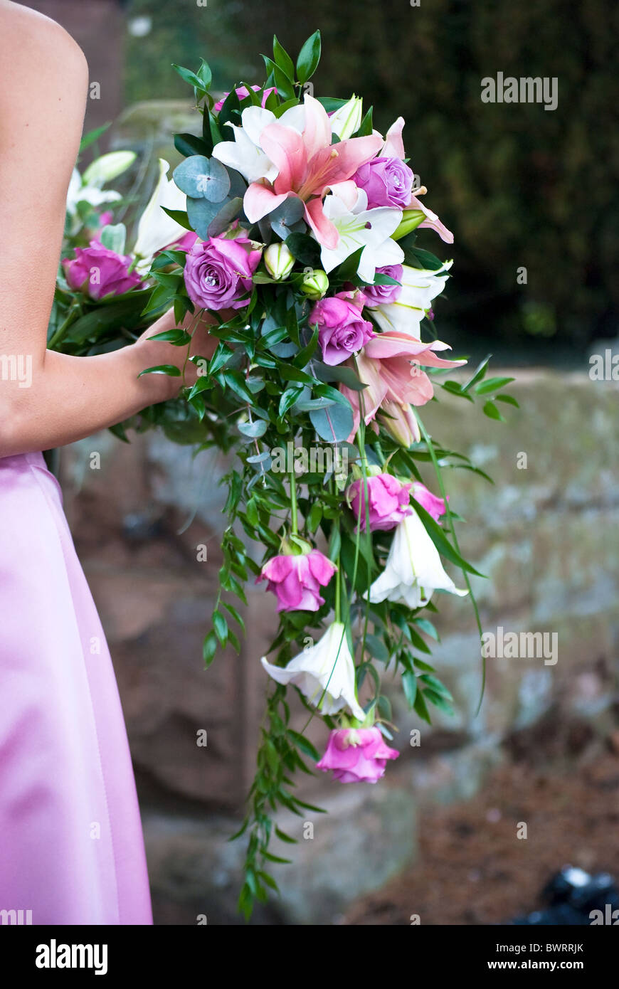 bride holding bouquet of flowers Stock Photo - Alamy