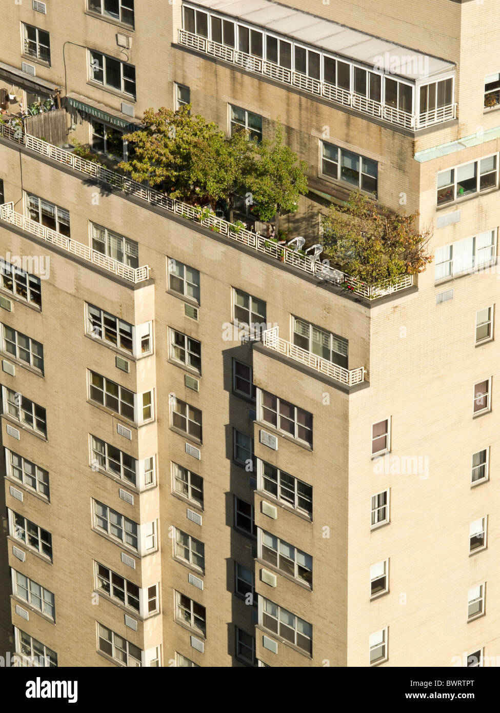 Apartment buildings rooftop garden hi-res stock photography and images ...