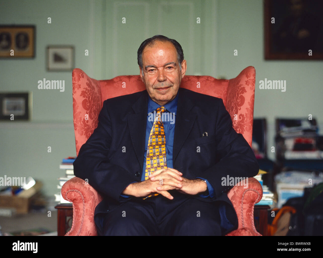 Portrait of Edward DeBono in an armchair Stock Photo - Alamy