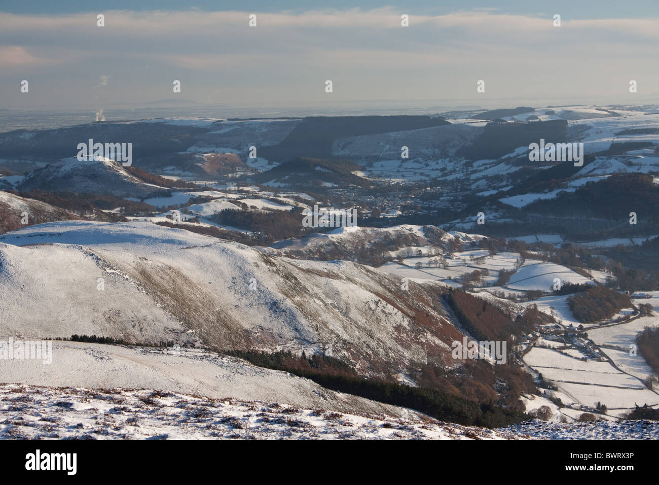 Looking down to the town of Llangollen in North Wales, from the snowy winter slopes of Moel y Gamelin Stock Photo