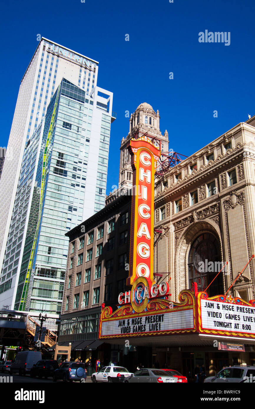 the-famous-chicago-theater-sign-shines-in-late-afternoon-sun-in-chicago