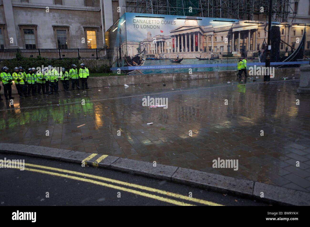 Met Police riot officers form a kettle to keep protesting students from ...