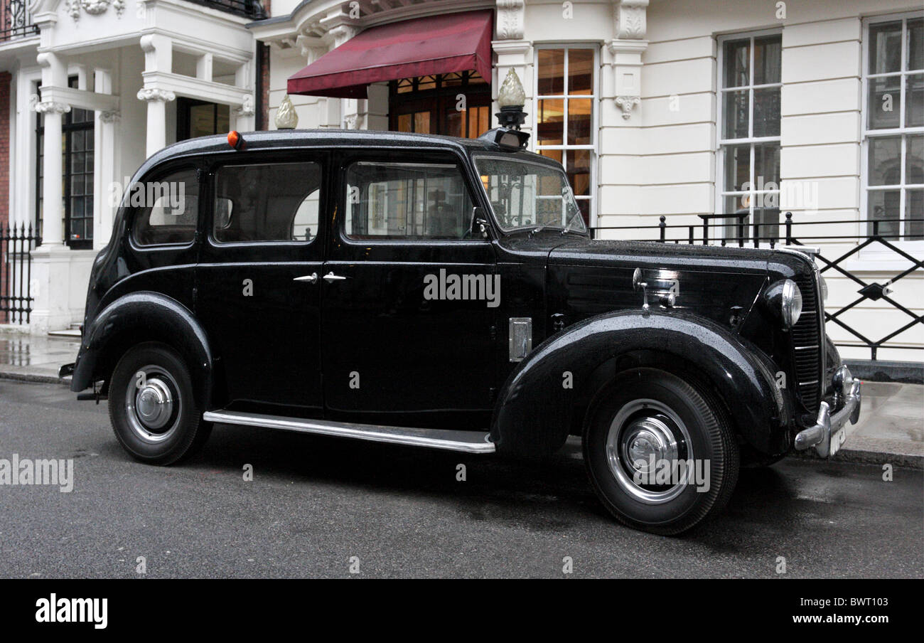 The iconic London taxi,here the Austin FX3,very popular in the 1950,s and 60,s,on location during filming A Week With Marolyn. Stock Photo