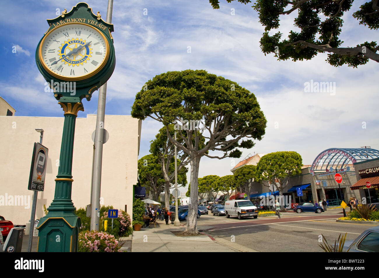 Trendy stores and restaurants line Larchmont Boulevard, Larchmont, Los ...