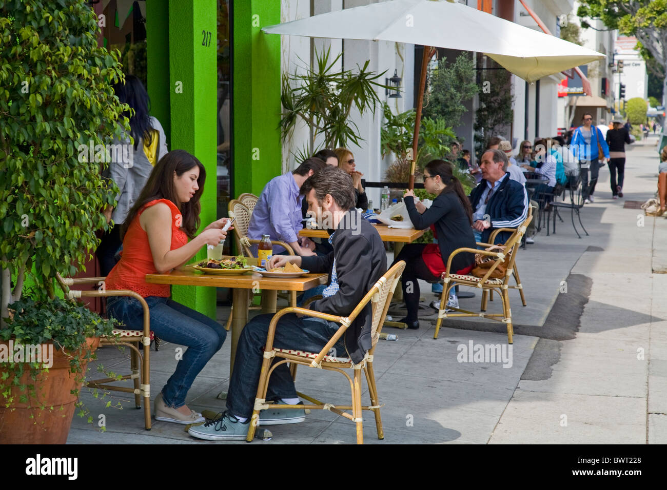 Trendy stores and restaurants line Larchmont Boulevard, Larchmont, Los Angeles, California, USA Stock Photo