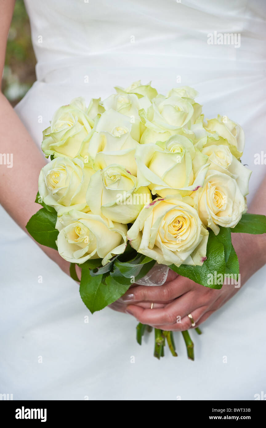 bride holding bouquet of flowers Stock Photo - Alamy
