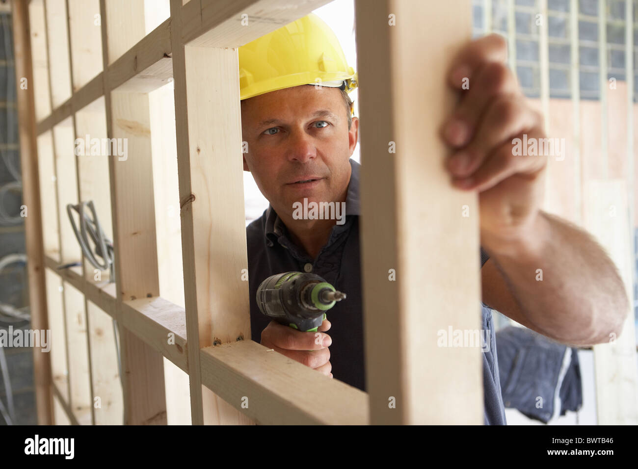 Construction Worker Building Timber Frame New Home Stock Photo - Alamy